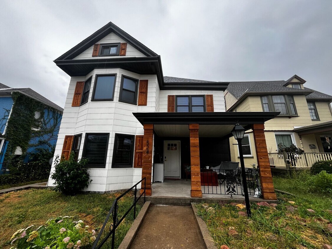 Foto principal - Pendleton Heights 4BR—Updated Historic Cha...