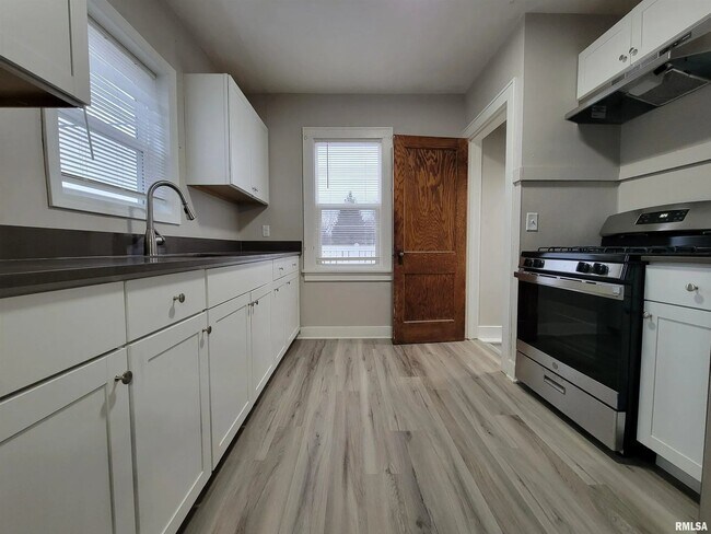 Foto del edificio - 2807 N Dechman Ave