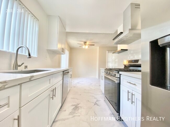 Building Photo - 7010 Lanewood Ave