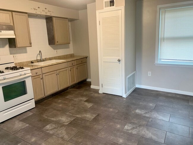 Building Photo - 146 Maplewood Avenue (Full Service)