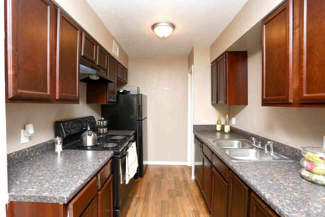 2BR, 2BA - 920SF - Kitchen - Portland Park