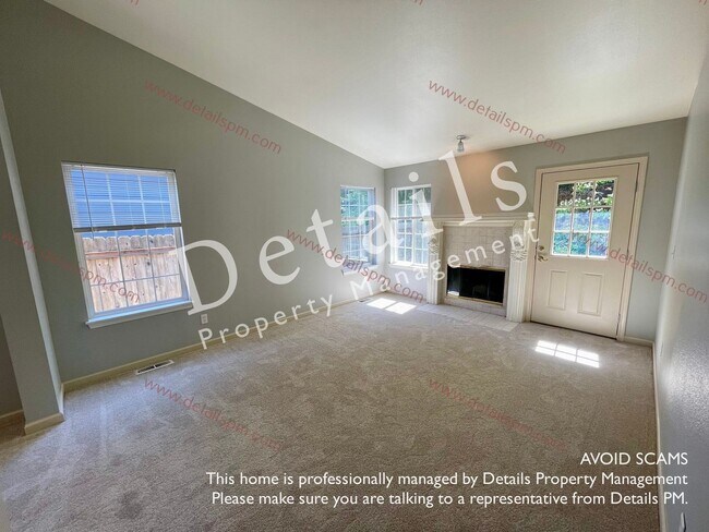 Foto del edificio - **COMING SOON** 3 BR bedroom Silverdale Townhouse