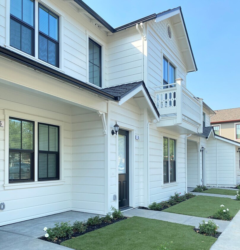 Foto principal - 701 S Cloverdale Blvd