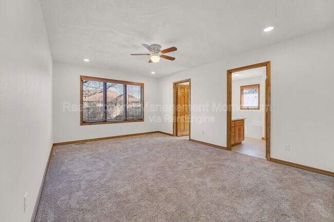 Foto del edificio - 1868 S White Oak Ave