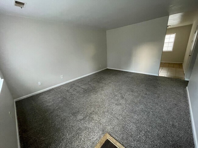 Building Photo - Super cute corner lot Duplex apartment nea...