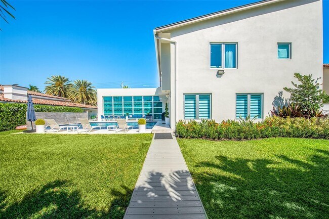 Building Photo - 307 Holiday Dr
