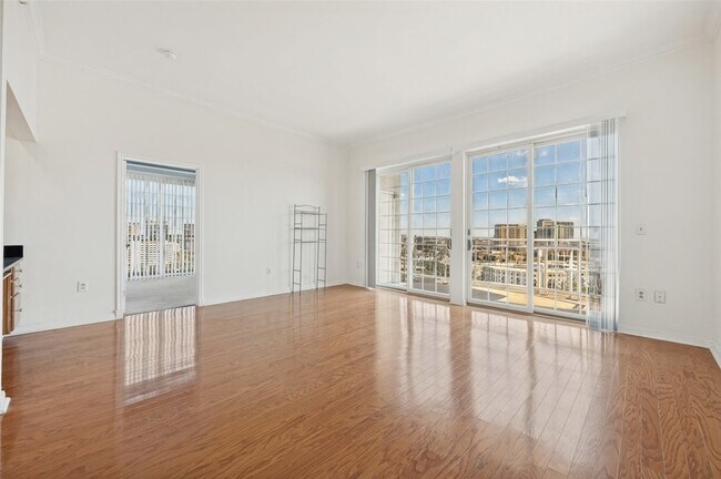 Building Photo - 3225 Turtle Creek Blvd