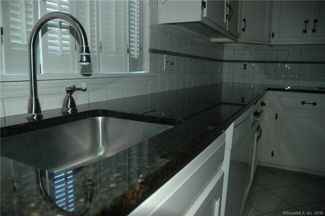 Foto del edificio - 179 Fairfield Woods Rd