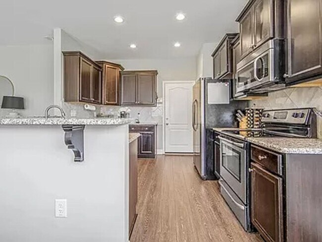 Building Photo - 3 Bedroom 2 Bathroom Right next to Campbel...