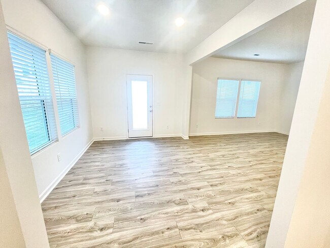 Foto del edificio - 3 br 2.5 ba with spacious loft home 2 car garage Ready APRIL 24TH