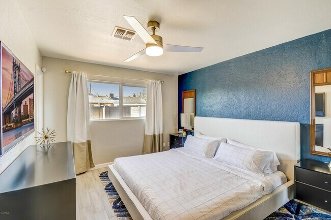 Foto del edificio - 8652 E Cambridge Ave