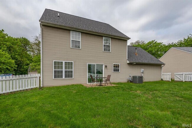 Building Photo - 2245 S Sweetbriar Cir