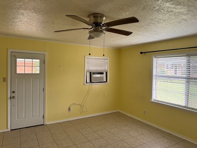 Building Photo - 1-bed/1-bath Available Now!
