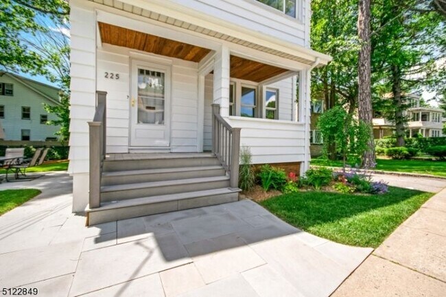 Foto del edificio - 225 Elmwood Ave