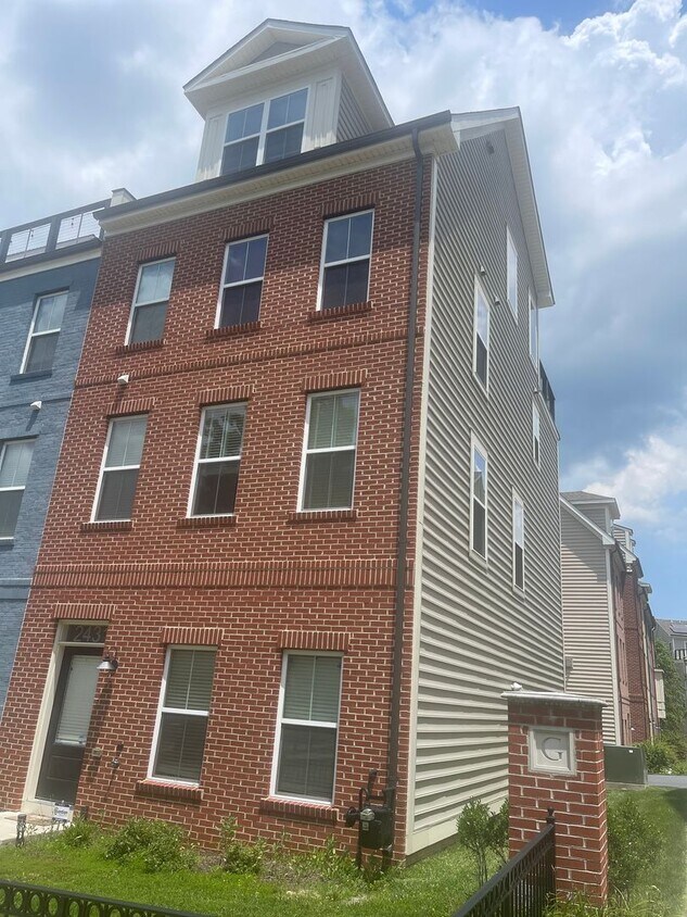 Primary Photo - END UNIT TOWNHOUSE LOCATED ACROSS FROM GLE...