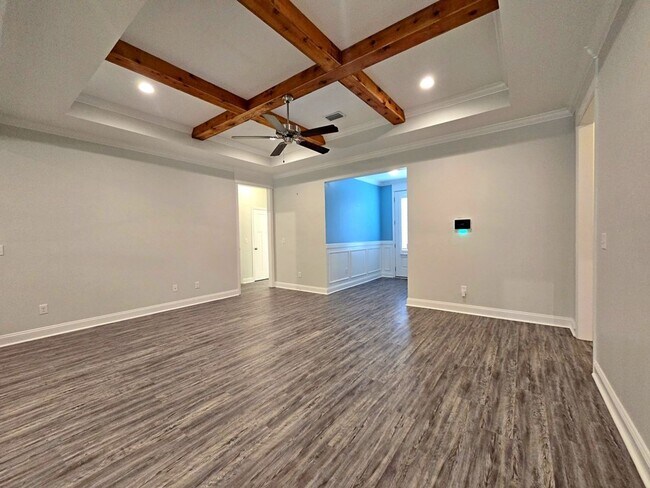 Foto del edificio - Stylish 4-Bedroom Home with Screened Porch...