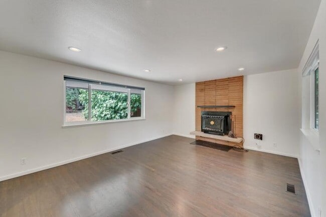 Building Photo - 3 bedroom in Seattle WA 98133