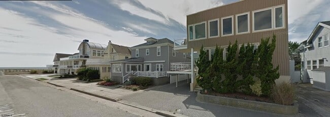 Building Photo - 104 S Avolyn Ave