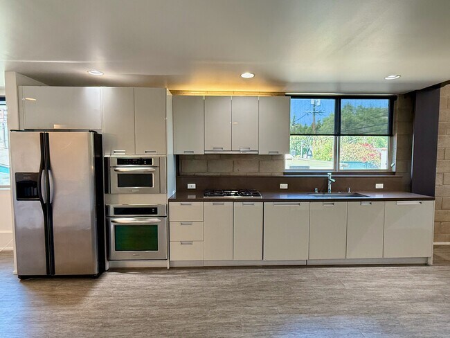 Full Kitchen - 530 N Larchmont Blvd