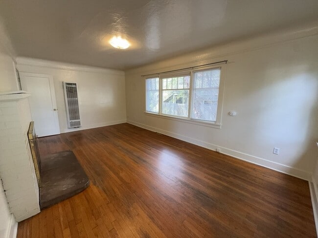 Building Photo - Sit out with your pet on the patio of this Arcata home!