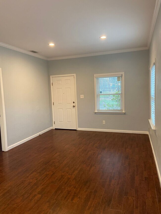 Foto del edificio - Beautiful 2 Bdrm, 1 Bath Downtown Sac Remodel!