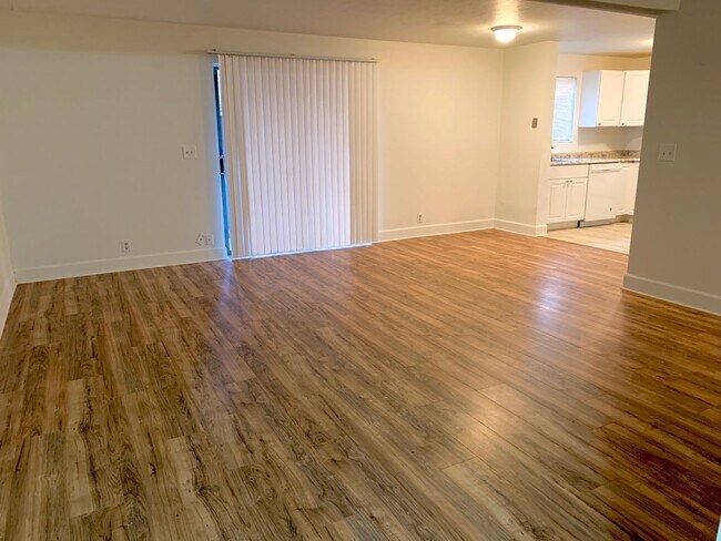 Foto del edificio - Beautiful Two Bedroom Apt; Salt Lake City, 1,000 sq ft; New Flooring