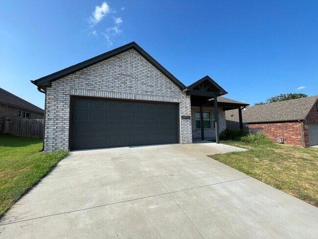 Foto del edificio - Beautiful 3 Bedroom 2 Bath 2 car garage ho...