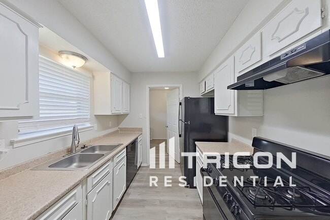 Building Photo - 1221 Aldenwood Dr