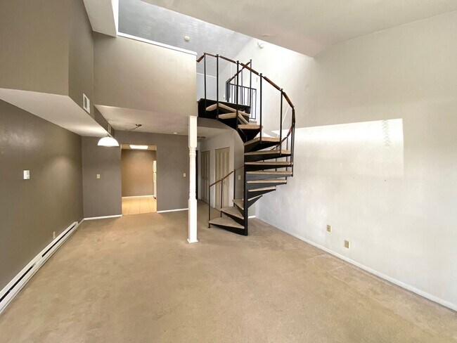 Building Photo - Beautiful 1 bed 1 1/2 bath condo