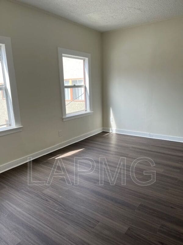 Building Photo - 1614 N Kenmore Ave