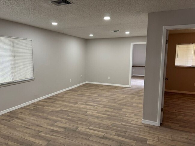 Foto del edificio - Spacious 3BR/2BA Duplex – Fresh Remodel, P...