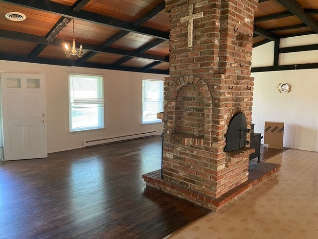 Building Photo - Hardwood Floors and Open Floor plan