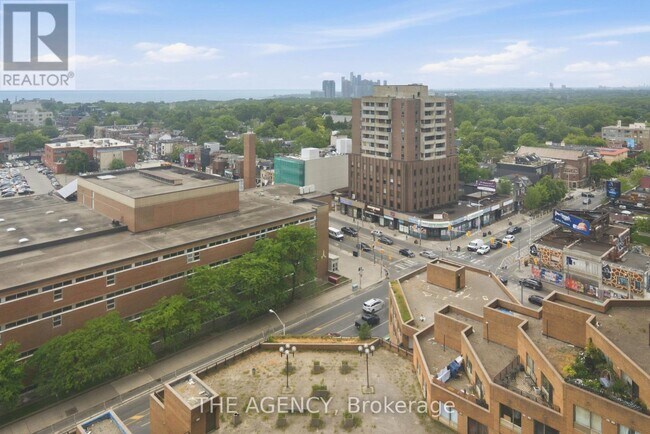 Photo du bâtiment - 2360 Dundas St W