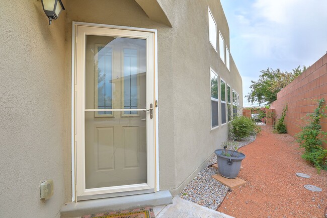 Foto del edificio - THREE BEDROOM HOME AVAILABLE FURNISHED OR ...