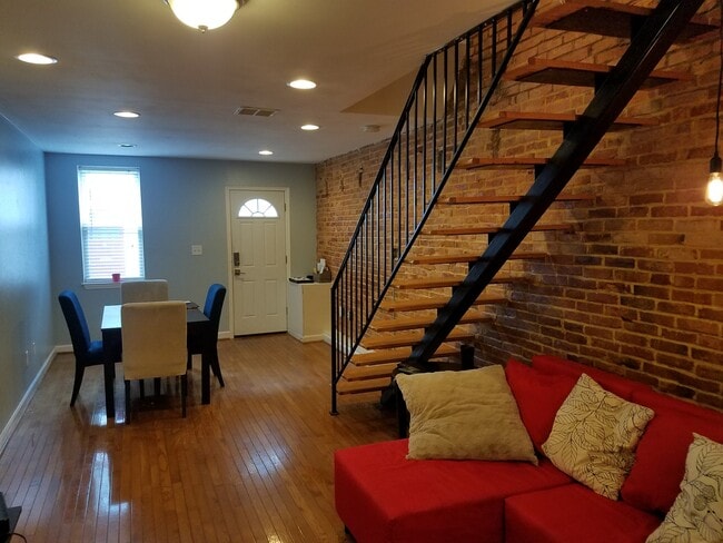 Building Photo - Charming 2Bedroom/1.5Bath Townhome in Upper Fells Point!