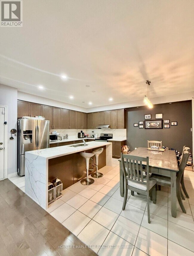 Building Photo - 385 Royal W Dr