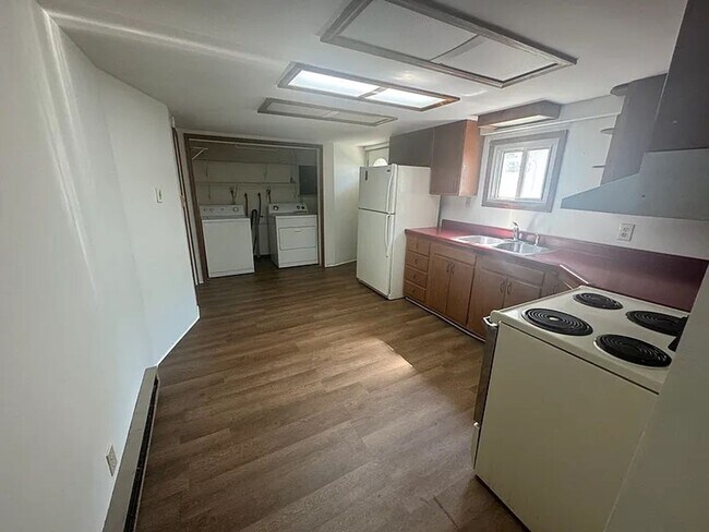 Foto del edificio - Home for Rent with 2 Bedrm and a Detached Garage