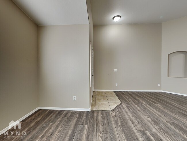 Foto del edificio - 1034 E Saddle Way