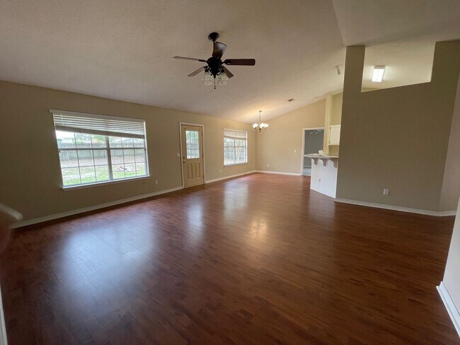 Building Photo - MOVE IN SPECIAL - 1 WEEK FREE RENT - MINUT...