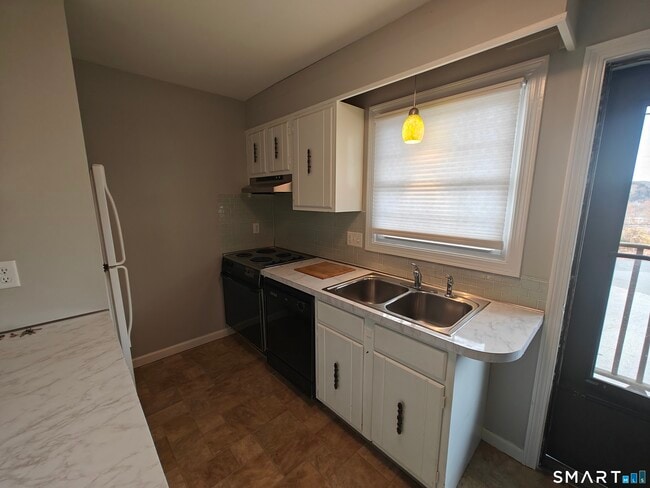 Building Photo - 18 Broadview Hts