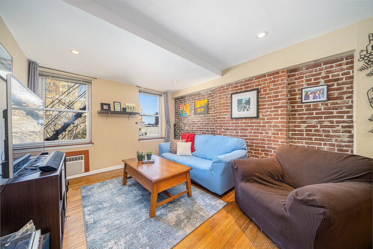 Primary Photo - 1315 Washington St