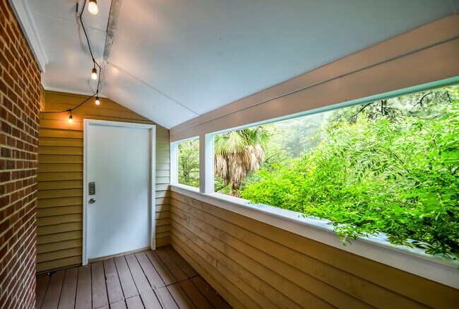 Foto del edificio - Recently renovated condo near Crabtree!