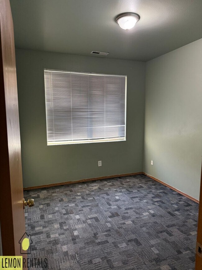 Foto del edificio - 1215 Ledwich Ave