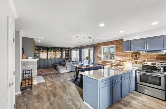 Building Photo - 5810 Riley St