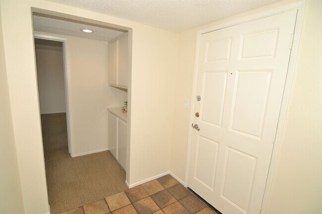 Building Photo - Super Sized Signal Hill Condo with View!