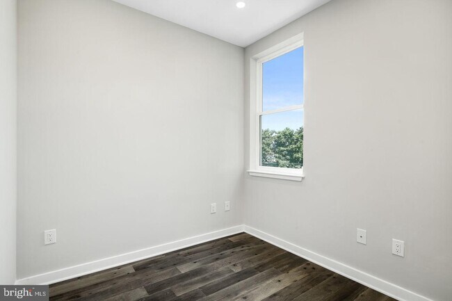 Building Photo - 2409 Ridge Ave