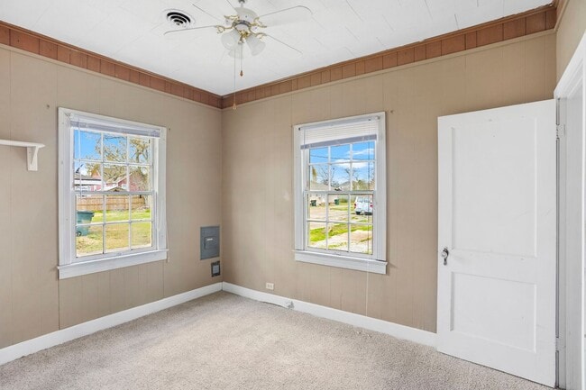 Building Photo - Discover your new home at 1623 4th Street,...