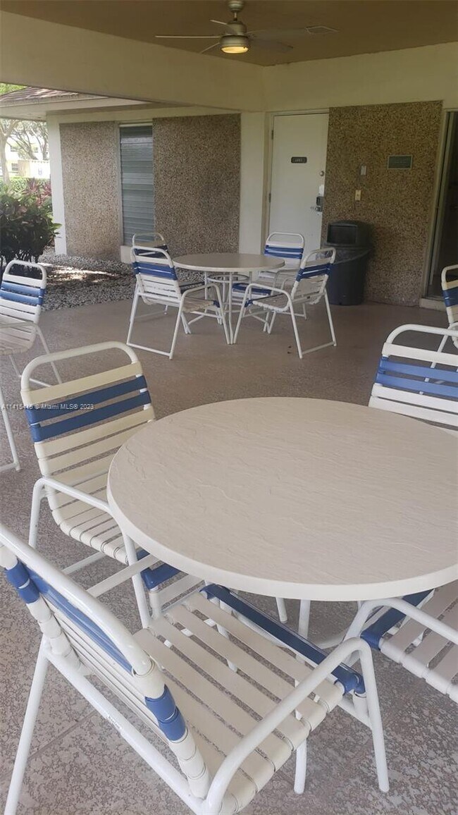 Foto del edificio - 550 Oaks Ln