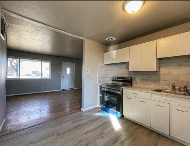 Building Photo - 2940 Lancaster Dr