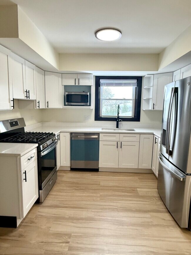 Building Photo - 1115 E Algonquin Rd